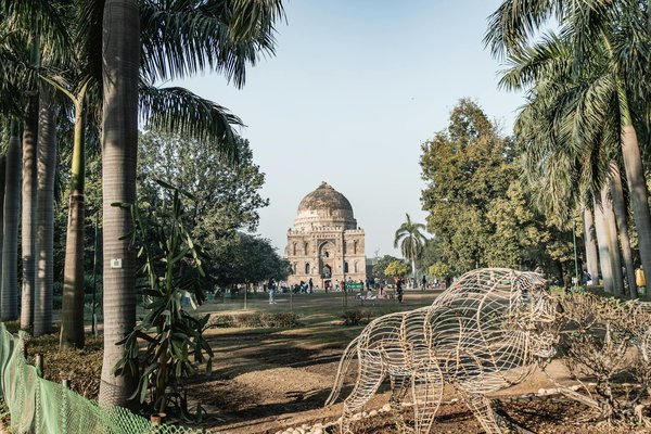 Hoe kunnen reizigers bijdragen aan natuurbehoud tijdens hun vakantie?